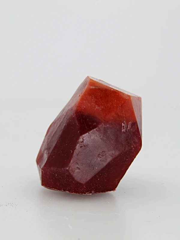 O sabonete em forma de cristal – Fogo é um sabonete artesanal com fragrância intensa e envolvente