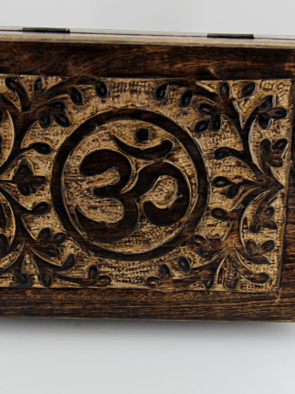 Caixa decorativa em madeira com relevo do símbolo OM