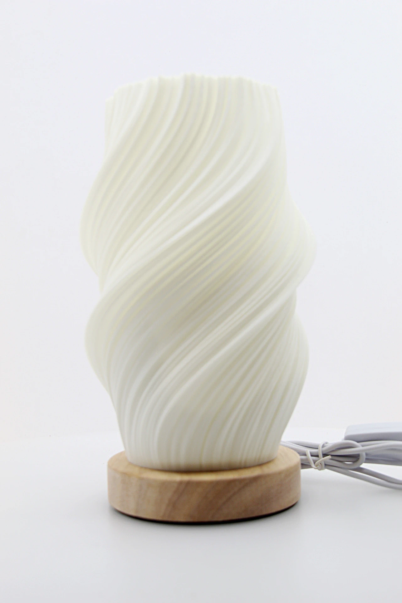 o Candeeiro Nuvem Torcida Estilo Ondas é uma peça que alia design artístico e funcionalidade. Inspirado no brilho e na simbologia das estrelas