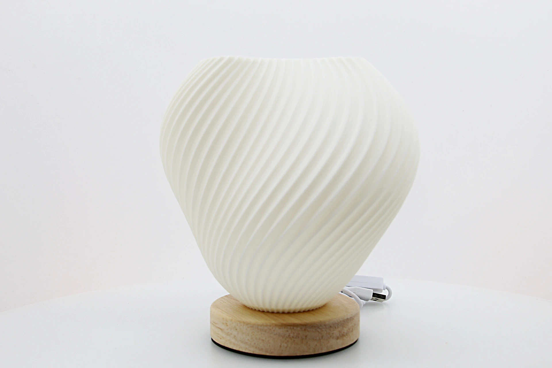 o Candeeiro Concha Torcida Estilo Ondas é uma peça que alia design artístico e funcionalidade.