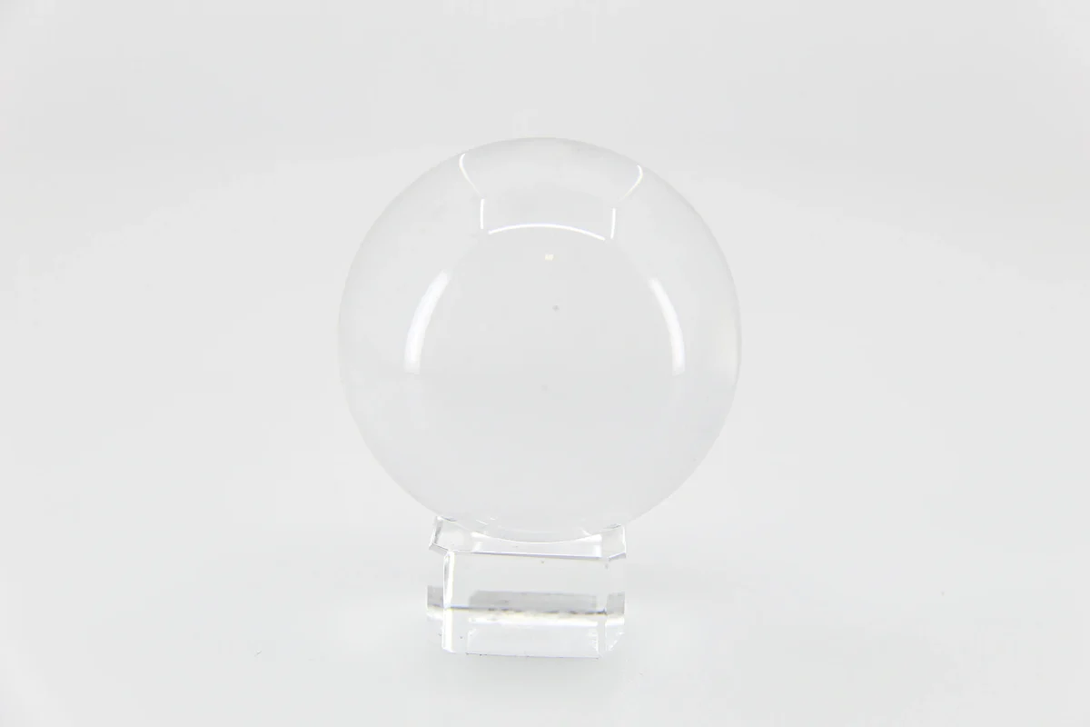 A bola de cristal ajuda a clarear a mente e o espírito.