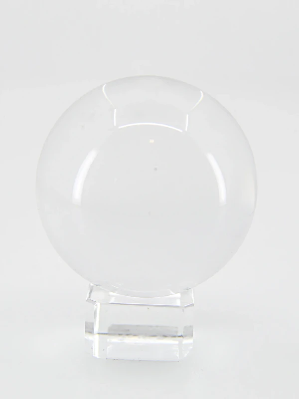 A bola de cristal ajuda a clarear a mente e o espírito.