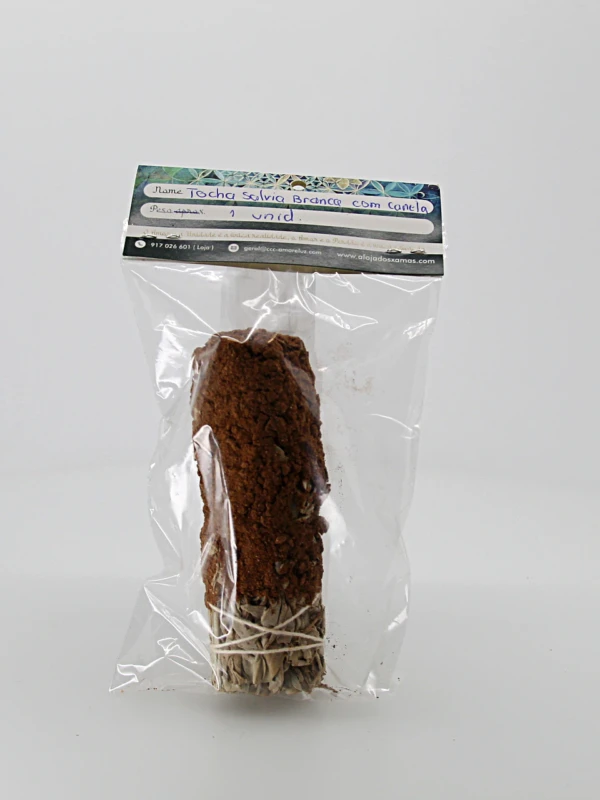 A tocha de sálvia branca e canela tem como função a limpeza espiritual e de ambientes.
