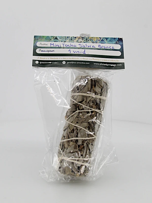 A tocha de sálvia branca tem como função a limpeza espiritual e de ambientes.