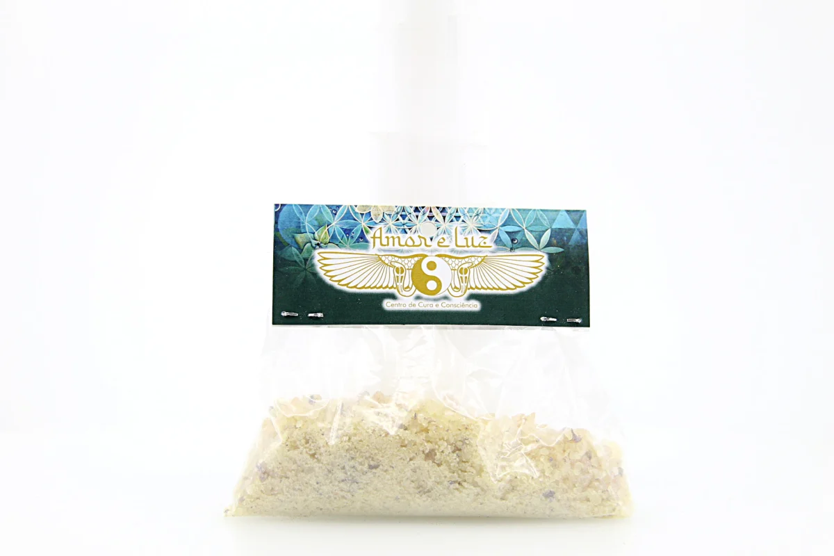O copal é uma resina aromática extraída de árvores da América Central e do Sul. É usado em práticas espirituais por suas propriedades purificadoras e curativas.
