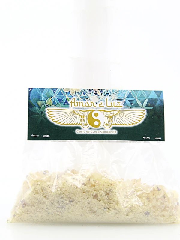 O copal é uma resina aromática extraída de árvores da América Central e do Sul. É usado em práticas espirituais por suas propriedades purificadoras e curativas.