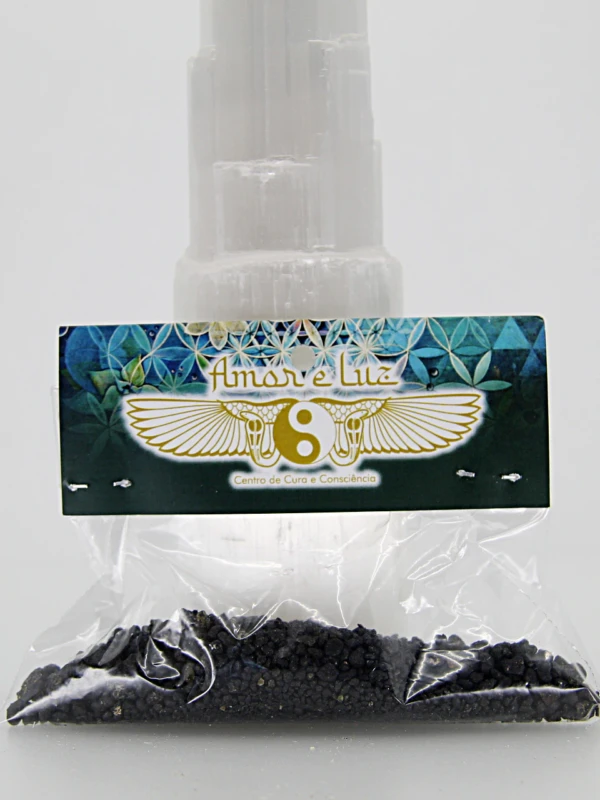 O incenso negro em grão tem propriedades energéticas e serve para defumar pessoas ou espaços