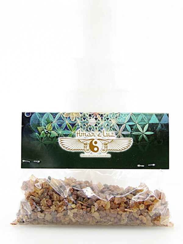 A mirra em grão é uma resina perfumada de origem oriental que tem utilidade espiritual.