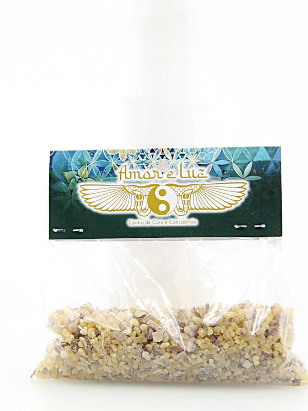 O incenso olibano em grão tem propriedades energéticas e serve para defumar pessoas ou espaços