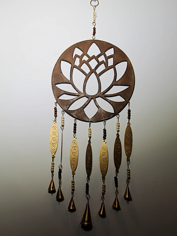 O espanta-espíritos de madeira com a Flor de Lótus é uma peça tradicional que ajuda a proteger e harmonizar o ambiente. O seu som suave