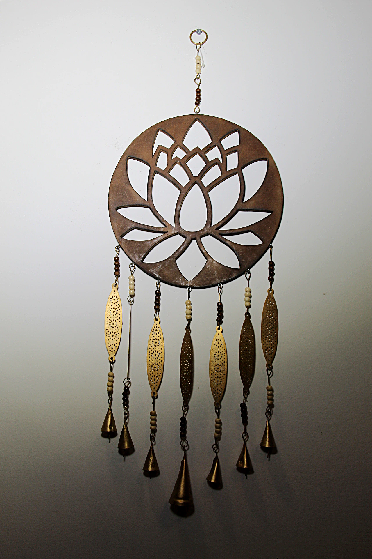 O espanta-espíritos de madeira com a Flor de Lótus é uma peça tradicional que ajuda a proteger e harmonizar o ambiente. O seu som suave