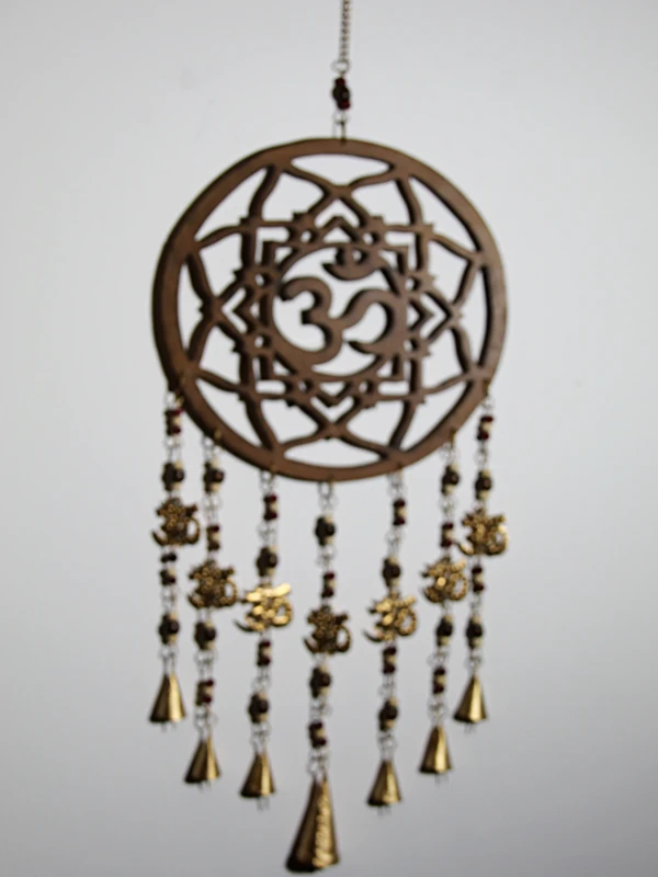 O espanta-espíritos de madeira com o símbolo OM é uma peça tradicional que ajuda a proteger e harmonizar o ambiente. O seu som suave