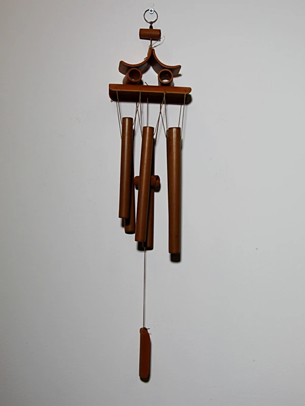 O espanta-espíritos de bambu é uma peça tradicional utilizada para proteger e harmonizar o ambiente. Produz sons suaves com o movimento do vento