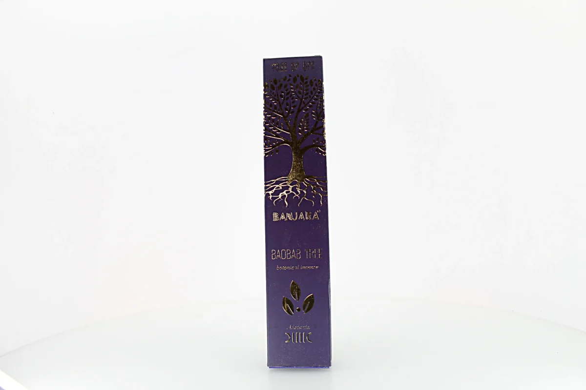 O incenso Banjara Tree of Life Baobab é originário da Índia e produzido artesanalmente por artesãos da comunidade tribal Banjara
