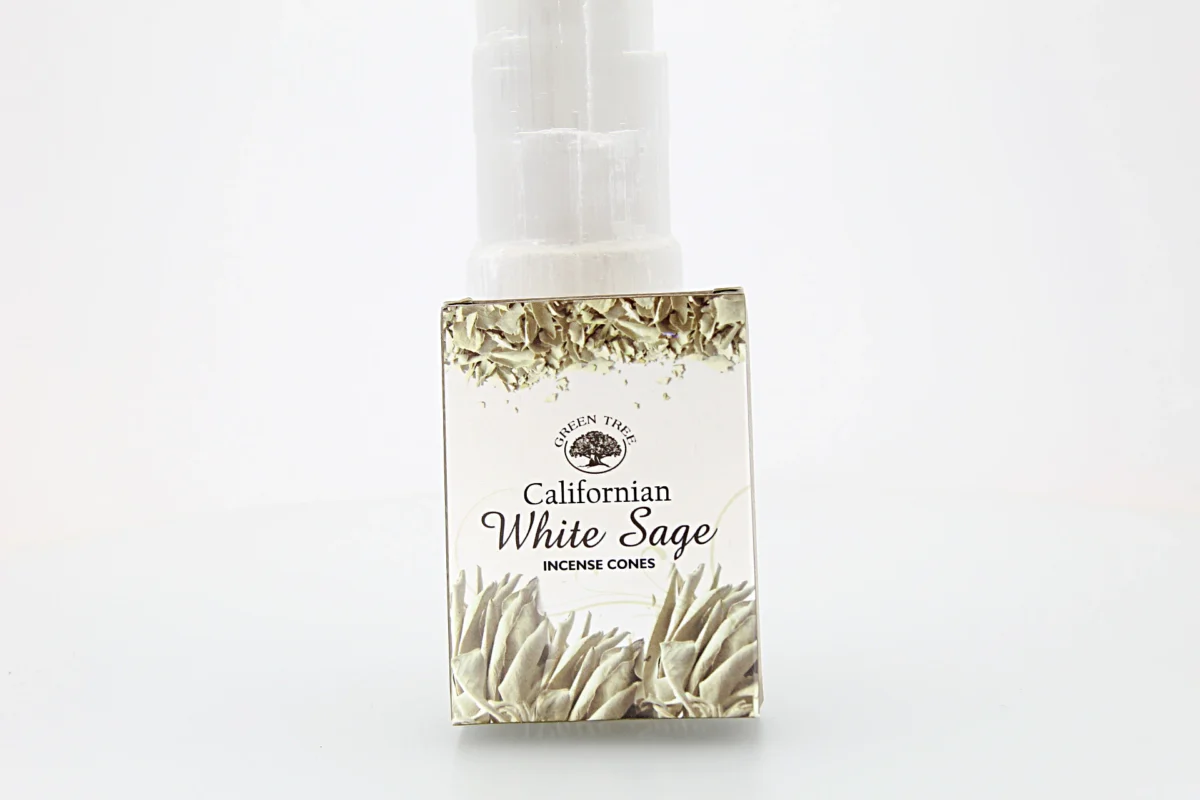 O incenso Green Tree Califórnia Sálvia Branca em cones é originário da Índia e produzido com ingredientes 100% naturais.