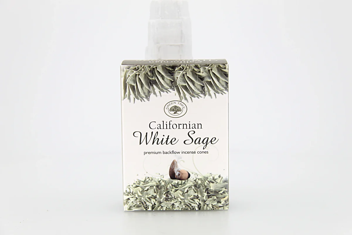 O incenso Green Tree Califórnia Sálvia Branca em cones backflow é originário da Índia e produzido com ingredientes 100% naturais.