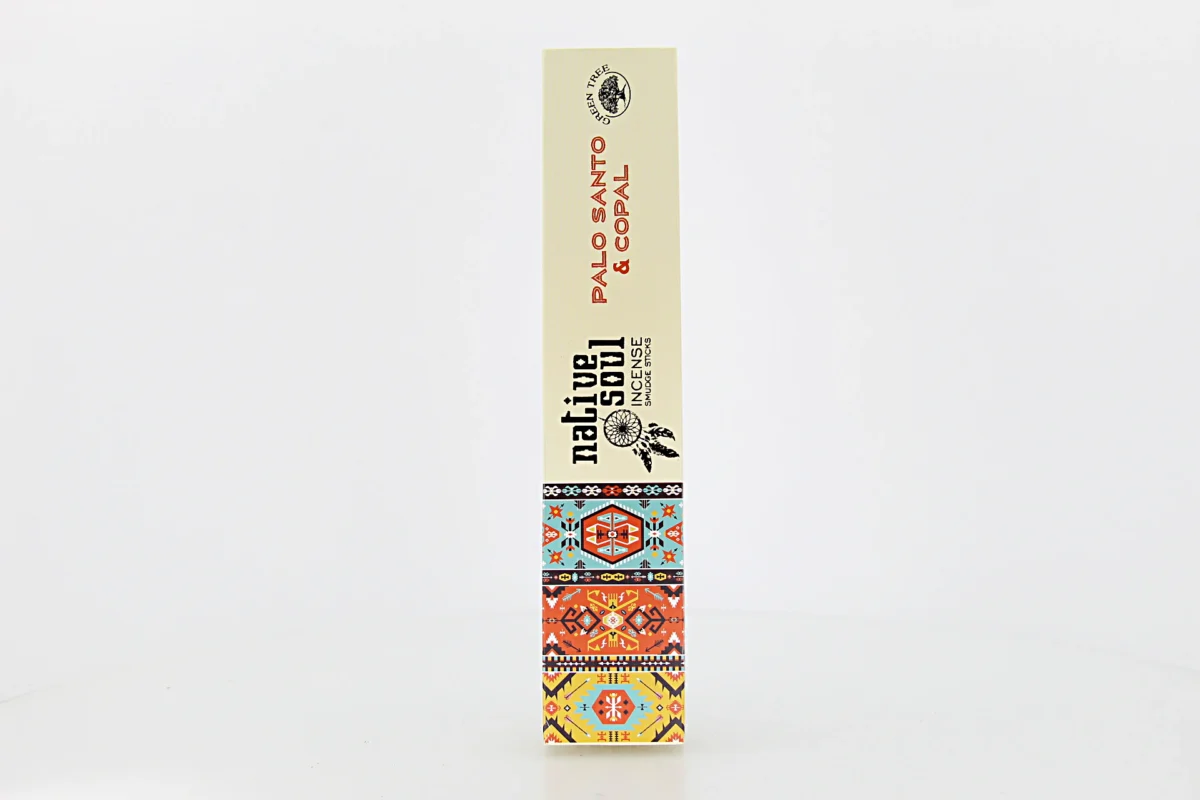 O incenso Green Tree Native Soul Copal & Pau Santo vem da Índia e é 100% natural. A sua fragrância combina aromas tradicionalmente associados à purificação e renovação energética