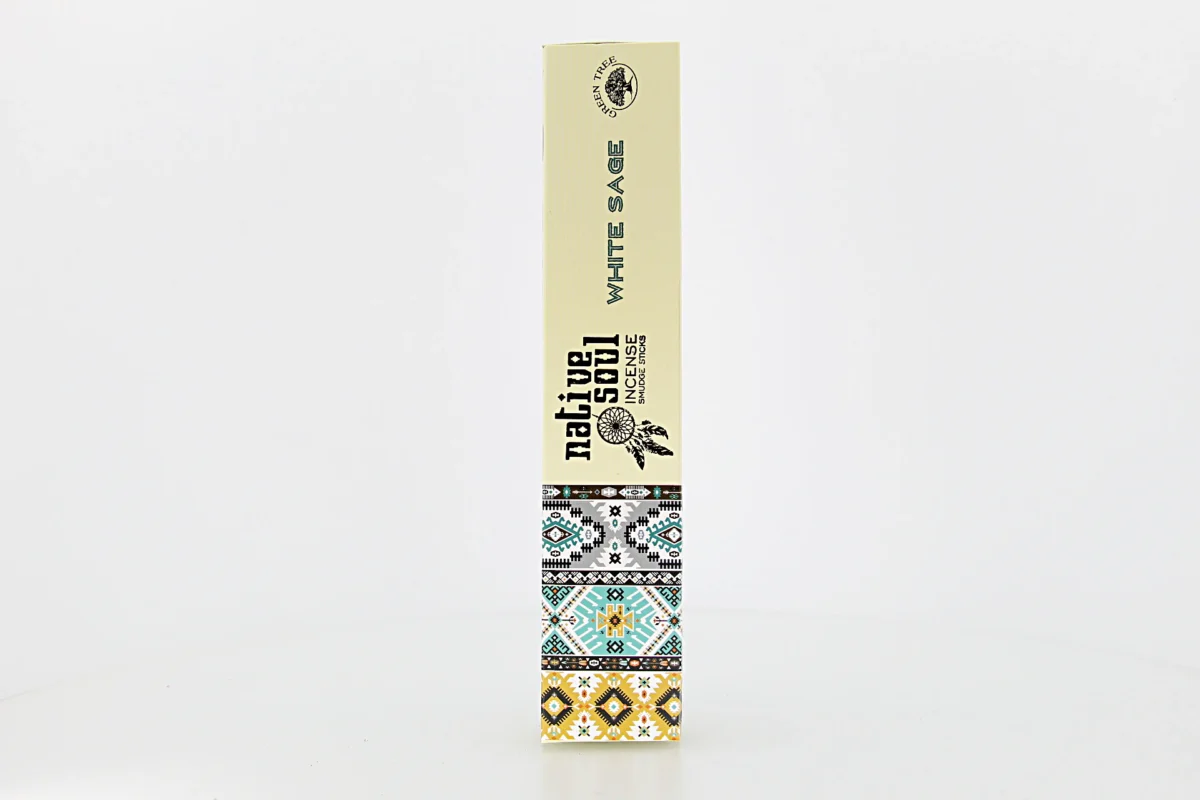 O incenso Green Tree Native Soul White Sage vem da Índia e é 100% natural. A sua fragrância purificadora ajuda a limpar e renovar a energia do ambiente