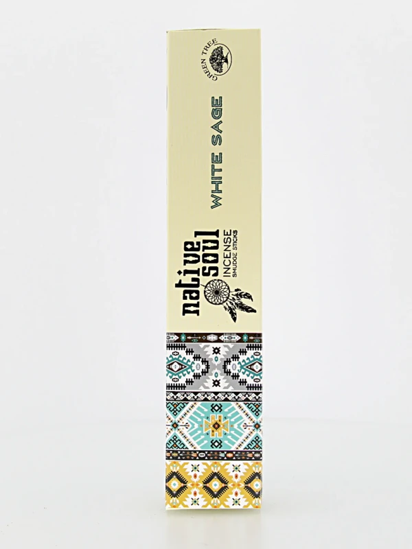 O incenso Green Tree Native Soul White Sage vem da Índia e é 100% natural. A sua fragrância purificadora ajuda a limpar e renovar a energia do ambiente