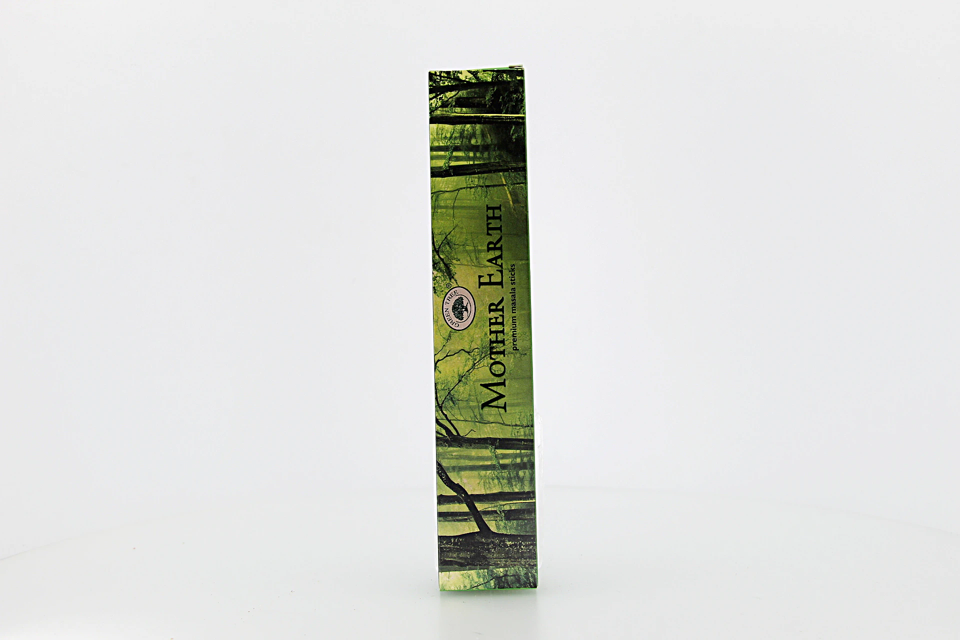 O incenso Green Tree Mother Earth é originário da Índia e produzido com ingredientes 100% naturais. Enrolado à mão
