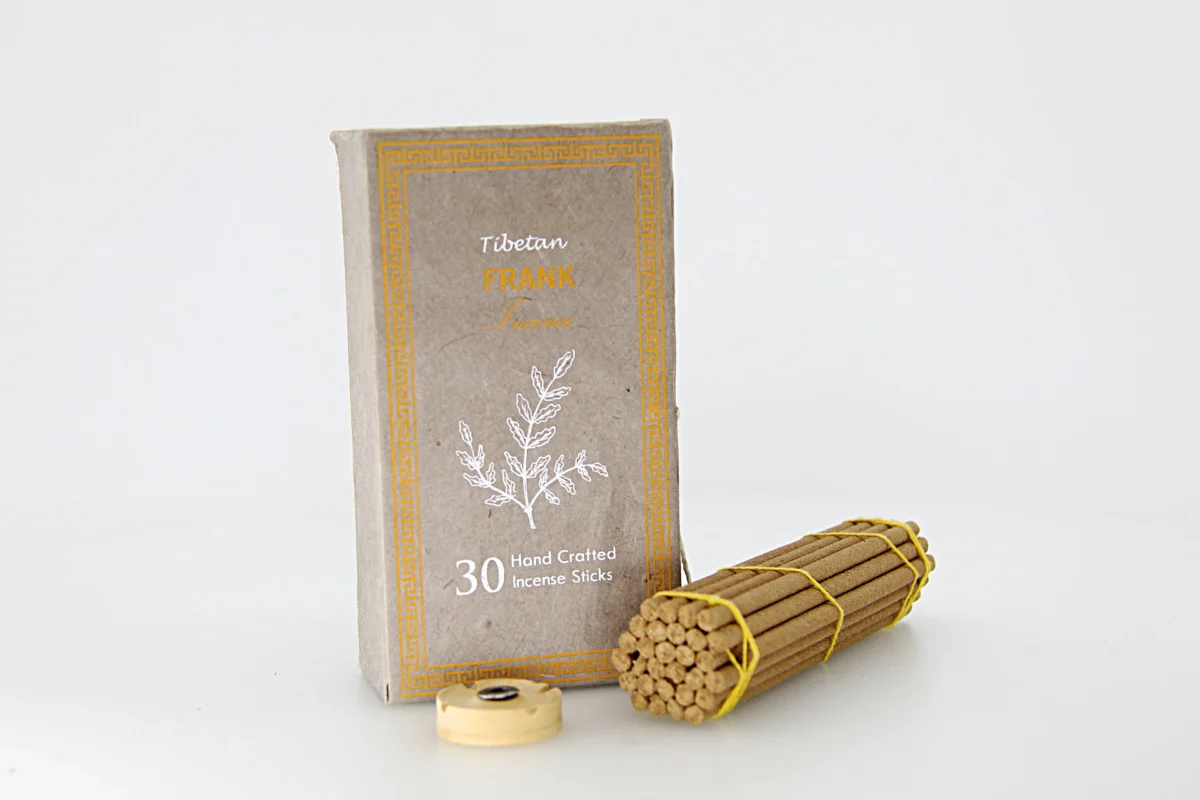 O conjunto de incenso tibetano tem origem nos Himalaias e é produzido artesanalmente com ingredientes naturais. Apresenta uma fragrância autêntica e envolvente