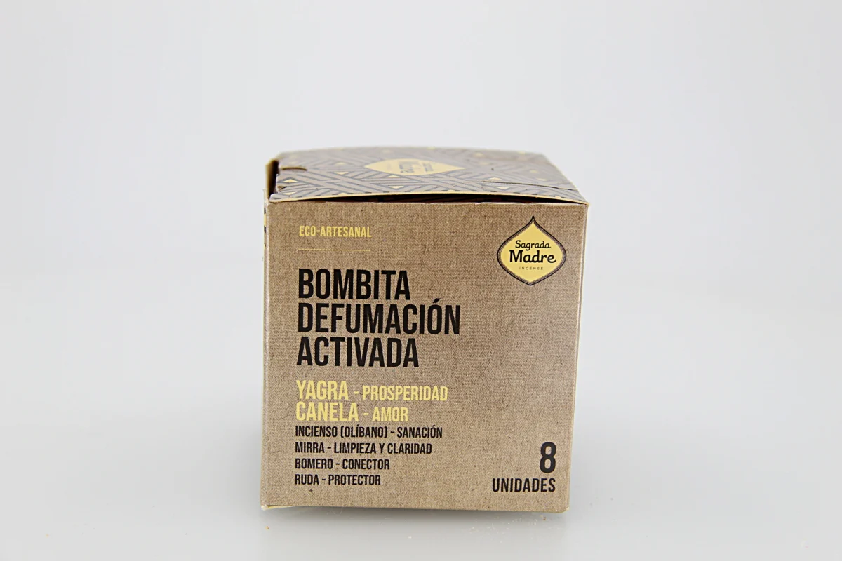 através da libertação de fumo intenso que ajuda a purificar