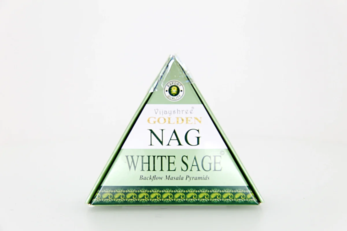 O incenso Golden Nag White Sage em pirâmides backflow é elaborado com ingredientes naturais