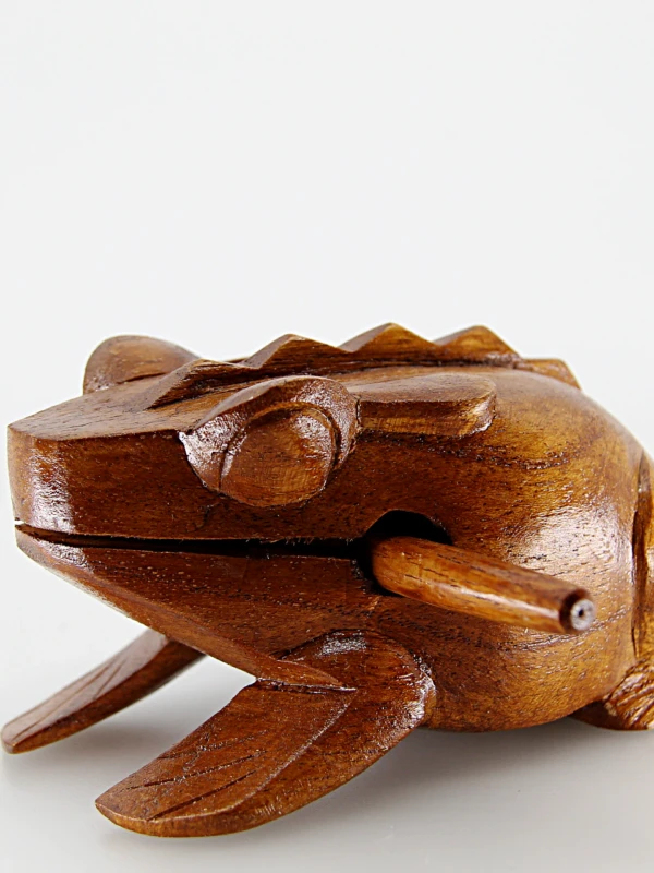 Esculpida em madeira e com som natural ao ser friccionada