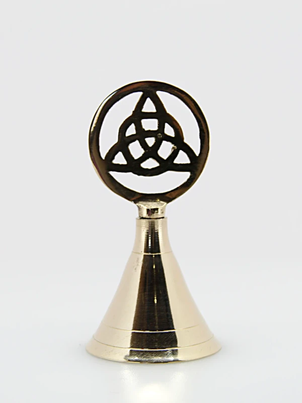 Sino artesanal em latão