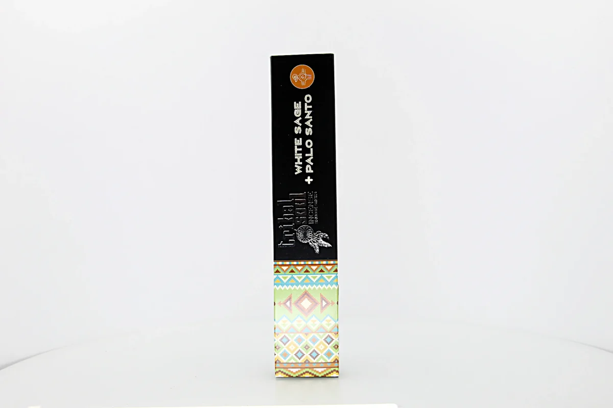 O incenso Tribal Soul Sálvia Branca & Pau Santo é elaborado com ingredientes naturais