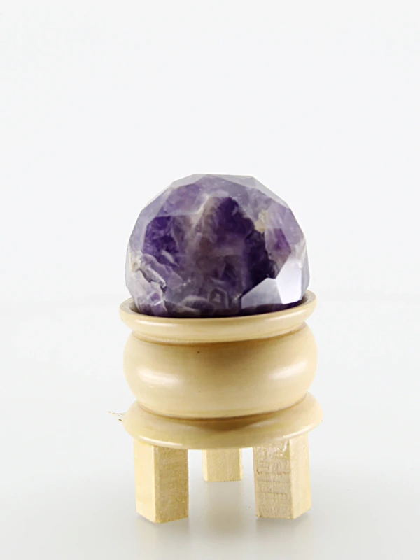 A esfere curativa de pedras preciosas é uma peça energética que simboliza equilíbrio e harmonia.