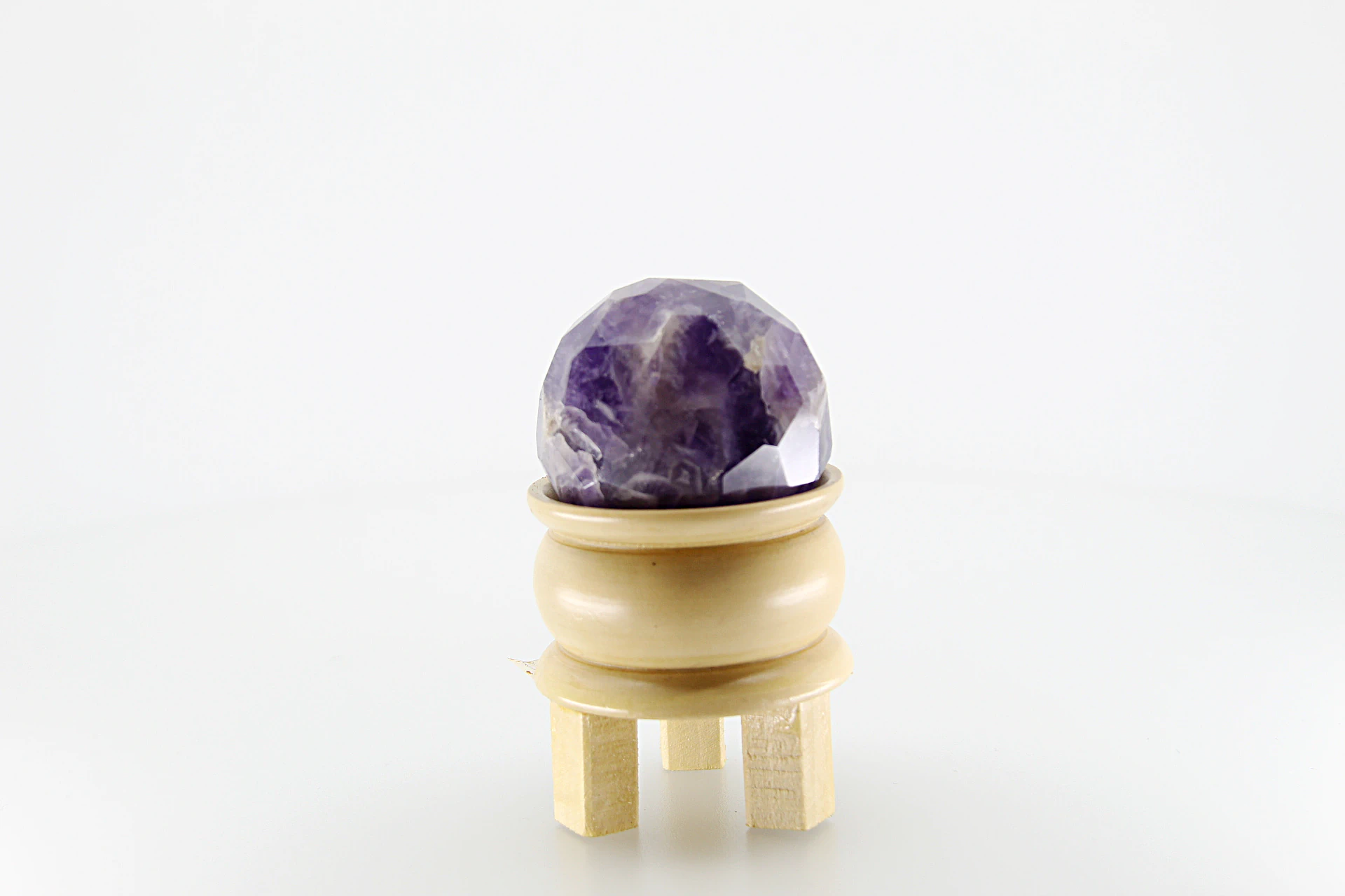 A esfere curativa de pedras preciosas é uma peça energética que simboliza equilíbrio e harmonia.