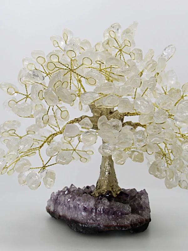 A árvore de pedras preciosas em cristal de rocha é uma peça decorativa e energética que ajuda a harmonizar e iluminar o ambiente. O cristal de rocha é amplamente reconhecido pela sua capacidade de amplificar e purificar a energia