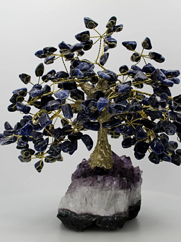 A árvore de pedras preciosas em ametista é uma peça decorativa e energética que contribui para criar um ambiente de calma e harmonia.
