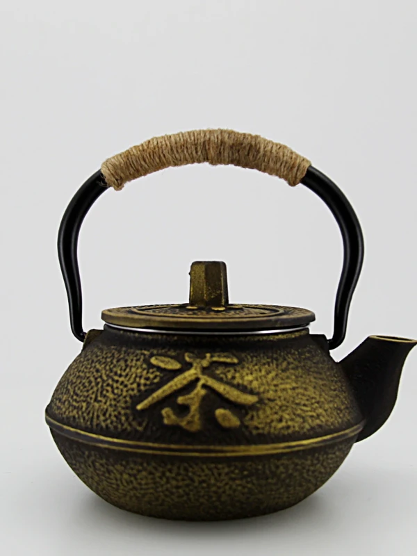 O bule de ferro é resistente e elegante