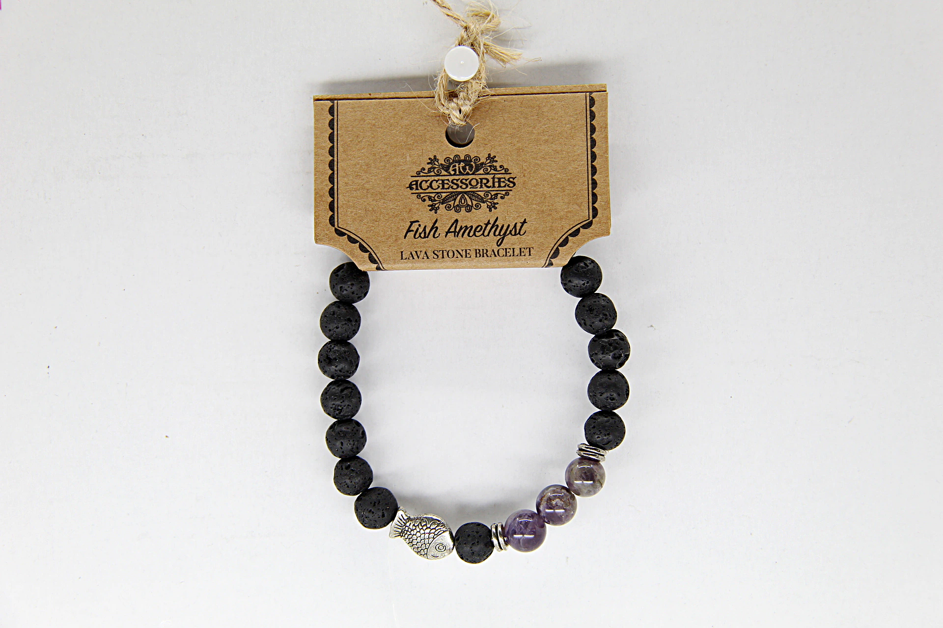 A lava vulcânica nas pulseiras destaca-se pela cor preta e opaca