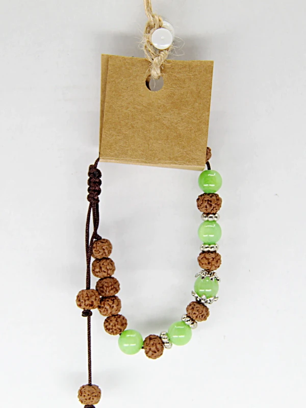 Esta pulseira junta a famosa semente de rudraksha com a elegante ágata verde.