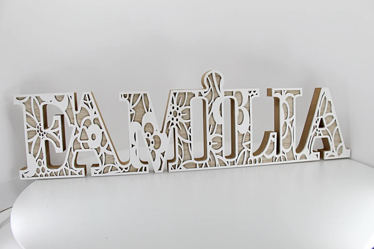 Placa de madeira delicada com a palavra “Família”