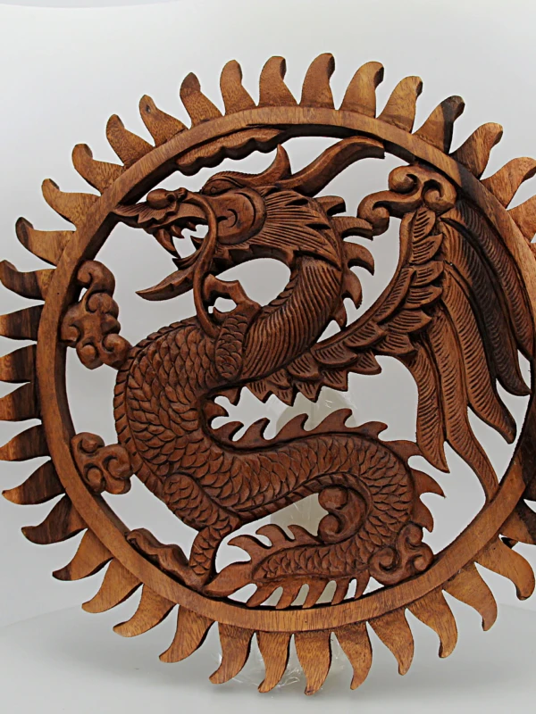 O painel de madeira em forma de dragão é proveniente da Indonesia.