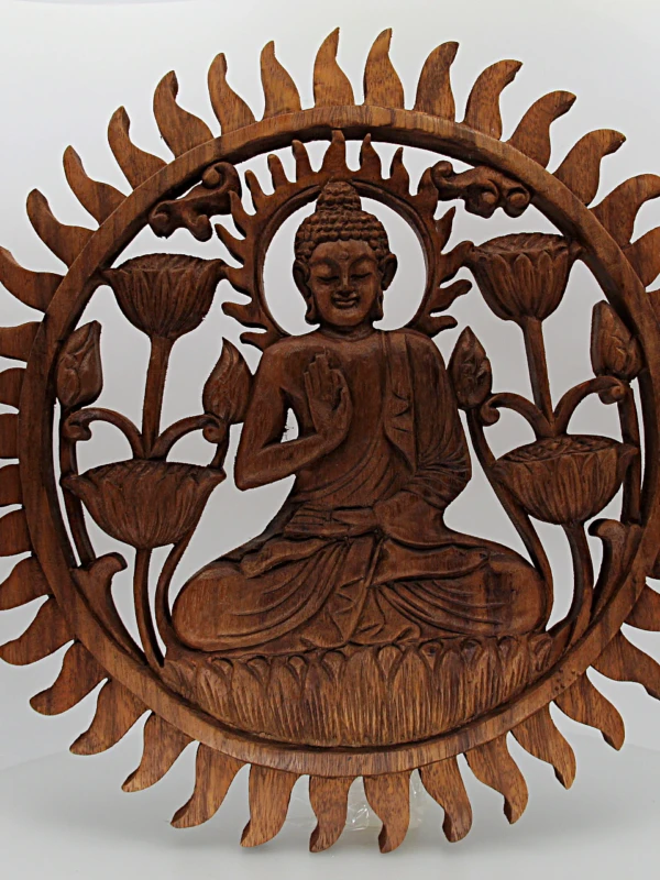 A representação do Buda junto à flor de lótus é proveniente da Indonesia.