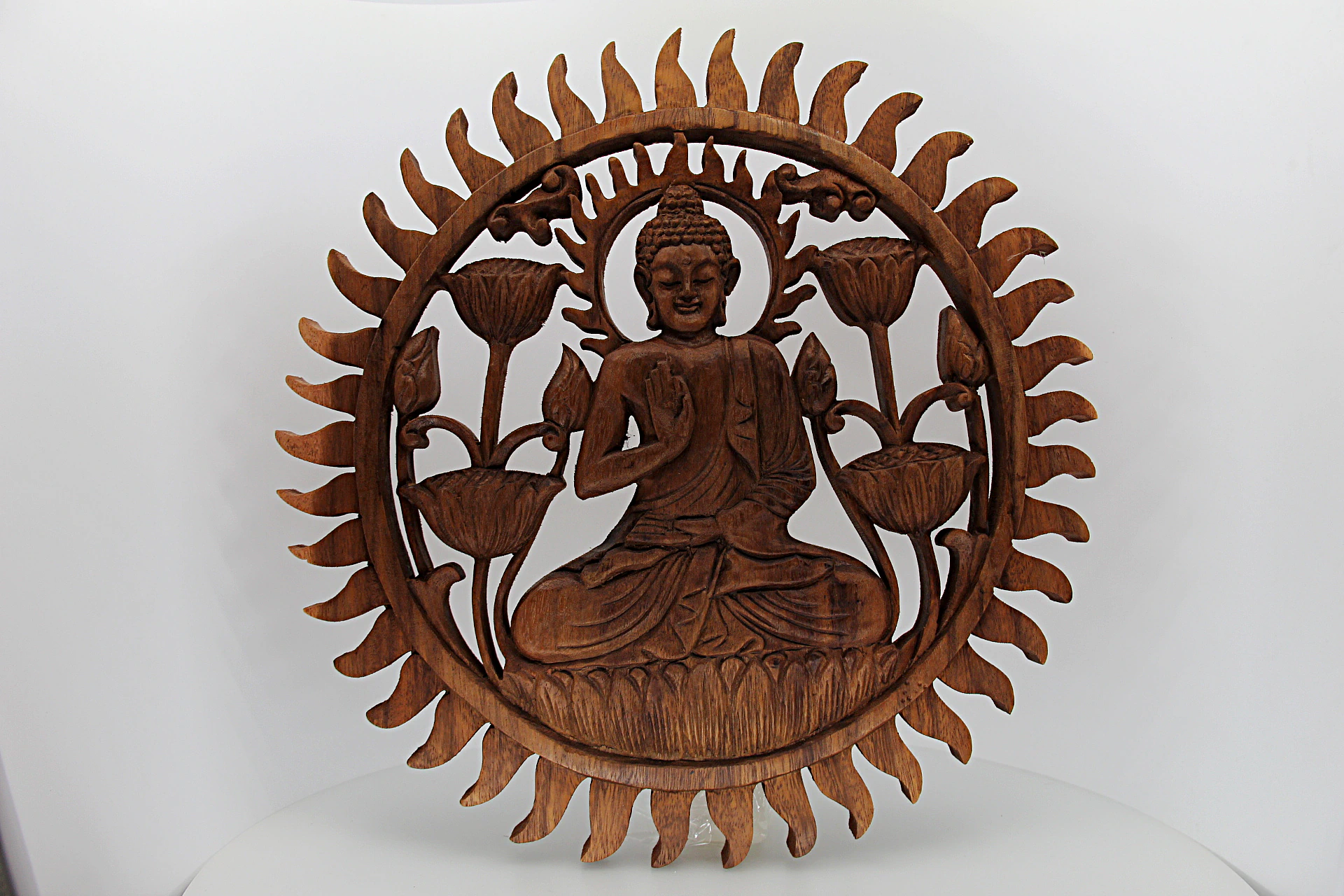 A representação do Buda junto à flor de lótus é proveniente da Indonesia.