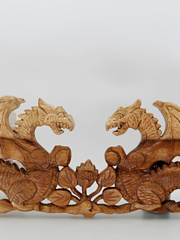 O painel com duas caras de dragões é proveniente da Indonesia.