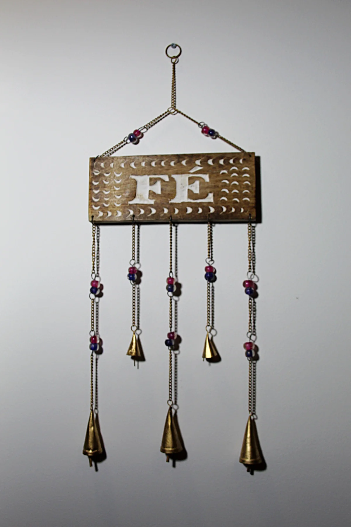 Placa de madeira com a palavra “Fé”