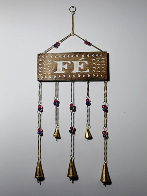 Placa de madeira com a palavra “Fé”