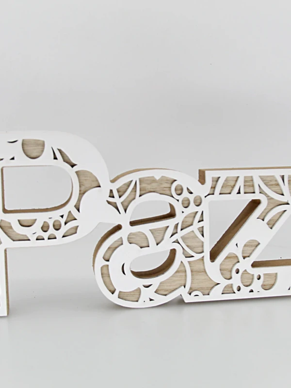 Placa de madeira delicada com a palavra “Paz”