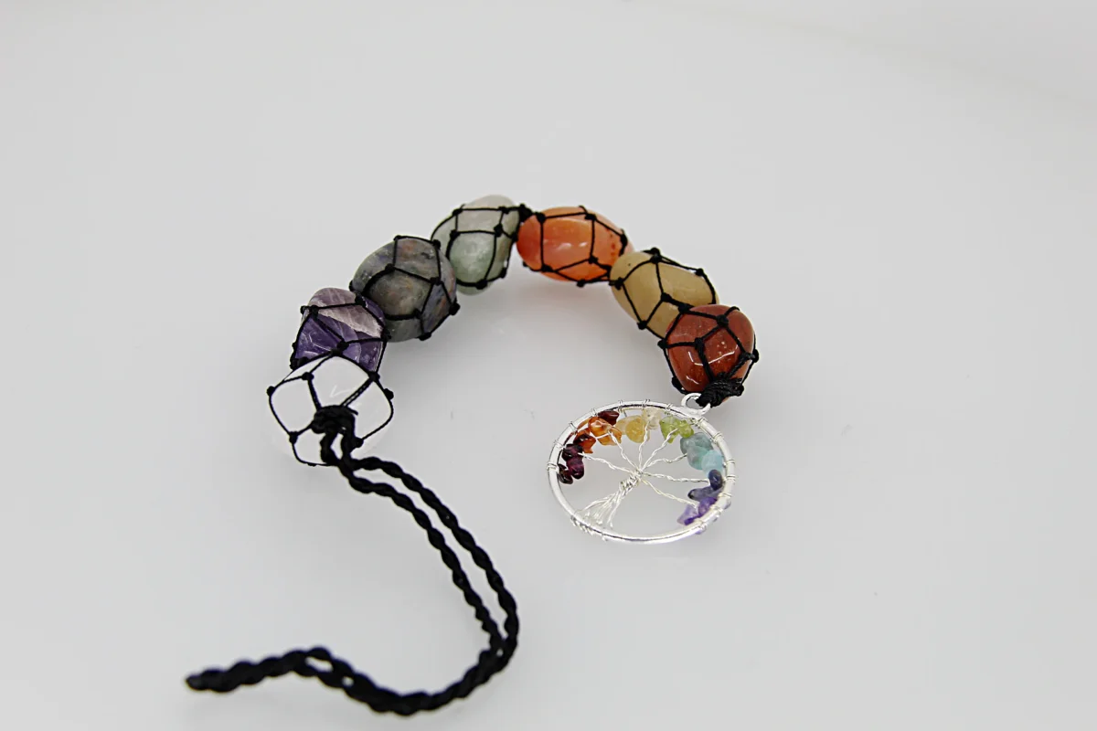 O pendente de pedras dos chakras com Árvore da Vida reúne diferentes pedras naturais associadas aos sete chakras