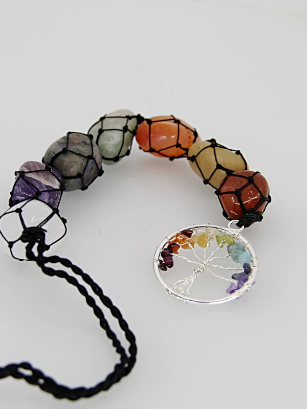 O pendente de pedras dos chakras com Árvore da Vida reúne diferentes pedras naturais associadas aos sete chakras