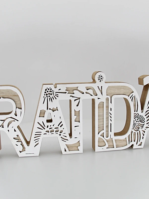 Placa de madeira com a palavra “Gratidão”