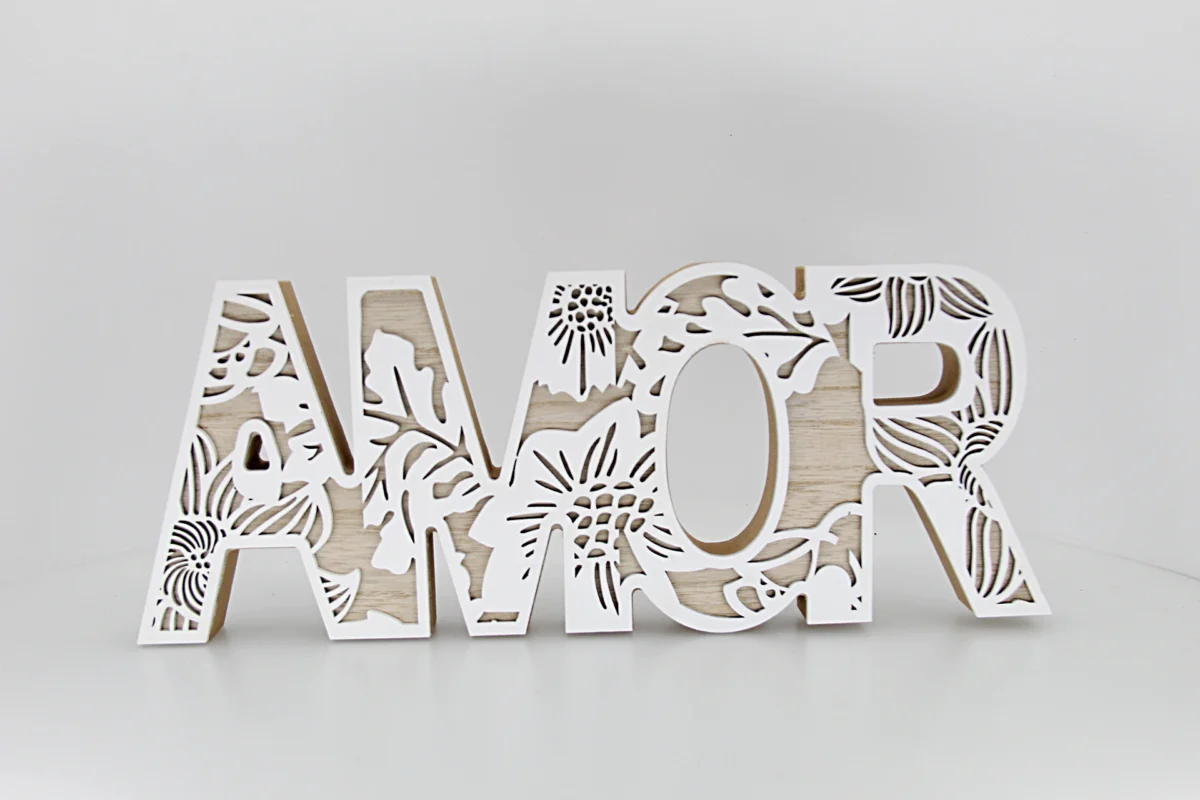 Placa de madeira delicada com a palavra “Amor”