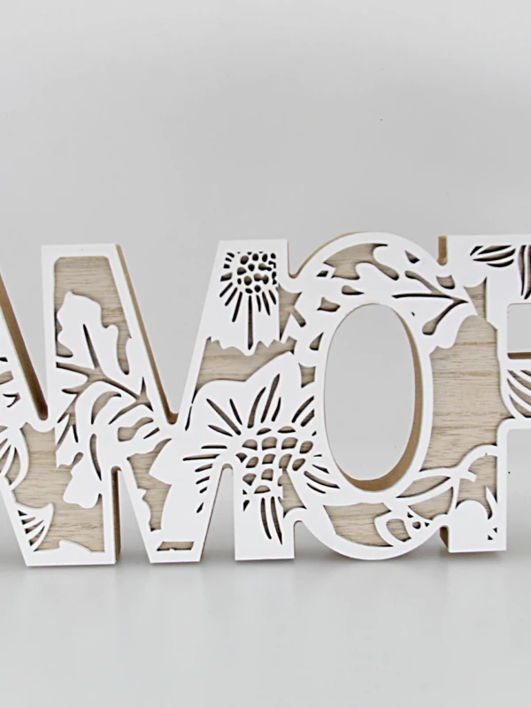 Placa de madeira delicada com a palavra “Amor”